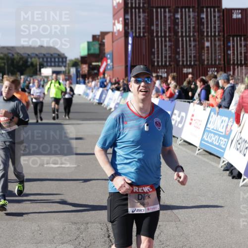 03.10.2025 - Köhlbrandbrückenlauf Jannik Wohlers http://msf.ph/oto/9120341 03.10.2025 13:35:26 Ziel 4434, 4440, 4886, 4949, 5140, 5279, 5356, 5412, 5548, 5575, 6204, 6205, 6283, 6358, 6411, 6547 meine-sportfotos.de