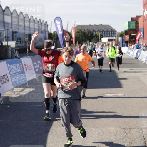 03.10.2025 - Köhlbrandbrückenlauf Jannik Wohlers http://msf.ph/oto/9120356 03.10.2025 13:35:27 Ziel 4434, 4440, 4886, 4949, 5140, 5279, 5356, 5517, 5548, 5575, 6204, 6205, 6283, 6358, 6411, 6547 meine-sportfotos.de