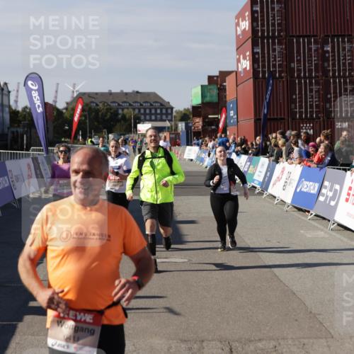 03.10.2025 - Köhlbrandbrückenlauf Jannik Wohlers http://msf.ph/oto/9120452 03.10.2025 13:35:30 Ziel 4434, 4440, 4886, 4949, 5140, 5356, 5517, 5539, 5548, 5575, 6283, 6358, 6411 meine-sportfotos.de