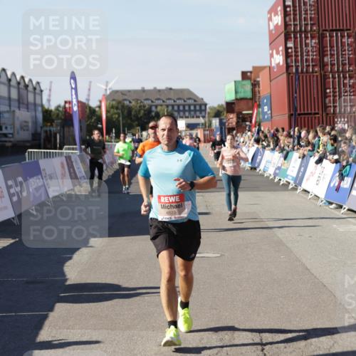 03.10.2025 - Köhlbrandbrückenlauf Jannik Wohlers http://msf.ph/oto/9120455 03.10.2025 13:04:14 Ziel 4372, 4480, 5055, 5721, 6038, 6250, 6251, 6523, 6724 meine-sportfotos.de