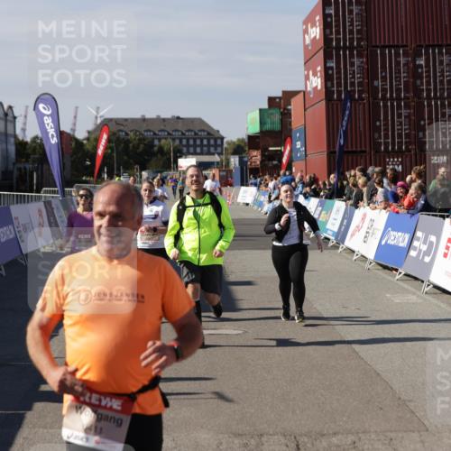03.10.2025 - Köhlbrandbrückenlauf Jannik Wohlers http://msf.ph/oto/9120458 03.10.2025 13:35:30 Ziel 4434, 4440, 4886, 4949, 5140, 5356, 5517, 5539, 5548, 5575, 6283, 6358, 6411 meine-sportfotos.de