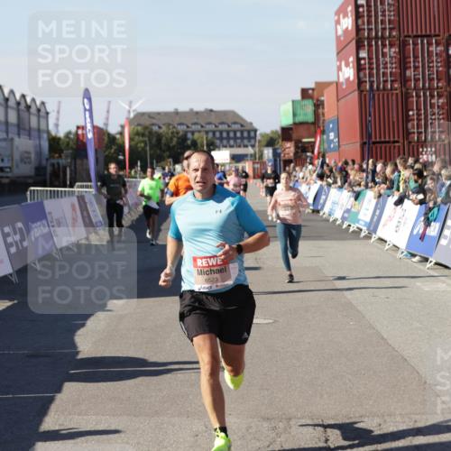 03.10.2025 - Köhlbrandbrückenlauf Jannik Wohlers http://msf.ph/oto/9120461 03.10.2025 13:04:14 Ziel 4372, 4480, 5055, 5721, 6038, 6250, 6251, 6523, 6724 meine-sportfotos.de