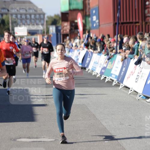 03.10.2025 - Köhlbrandbrückenlauf Jannik Wohlers http://msf.ph/oto/9120502 03.10.2025 13:04:16 Ziel 4494, 5055, 5721, 6038, 6250, 6251, 6523, 6724 meine-sportfotos.de