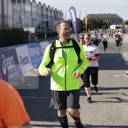 03.10.2025 - Köhlbrandbrückenlauf Jannik Wohlers http://msf.ph/oto/9120512 03.10.2025 13:35:32 Ziel 4434, 4440, 4949, 5140, 5356, 5517, 5539, 5548, 5575, 6283, 6358, 6411 meine-sportfotos.de