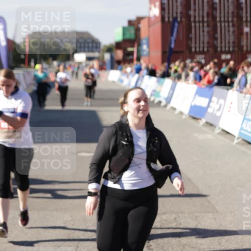 03.10.2025 - Köhlbrandbrückenlauf Jannik Wohlers http://msf.ph/oto/9120539 03.10.2025 13:35:33 Ziel 4434, 4440, 4949, 5140, 5356, 5517, 5539, 5548, 5575, 6283, 6358, 6411 meine-sportfotos.de