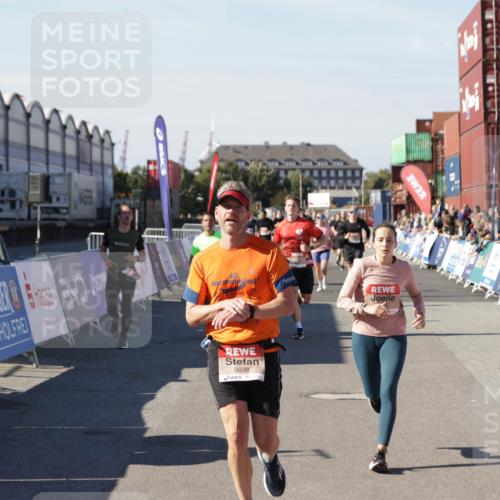 03.10.2025 - Köhlbrandbrückenlauf Jannik Wohlers http://msf.ph/oto/9120541 03.10.2025 13:04:17 Ziel 4494, 5055, 5721, 6038, 6250, 6251, 6523, 6723, 6724 meine-sportfotos.de