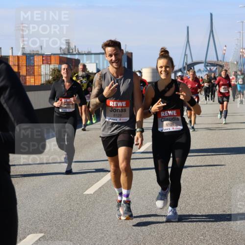 03.10.2025 - Köhlbrandbrückenlauf Strokosch-Dieckow http://msf.ph/oto/9120556 03.10.2025 12:58:50 Position 3 6418, 6129, 6128 meine-sportfotos.de