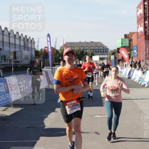 03.10.2025 - Köhlbrandbrückenlauf Jannik Wohlers http://msf.ph/oto/9120558 03.10.2025 13:04:17 Ziel 4494, 5055, 5721, 6038, 6250, 6251, 6523, 6723, 6724 meine-sportfotos.de