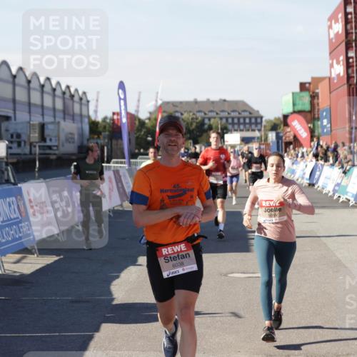 03.10.2025 - Köhlbrandbrückenlauf Jannik Wohlers http://msf.ph/oto/9120560 03.10.2025 13:04:17 Ziel 4494, 5055, 5721, 6038, 6250, 6251, 6523, 6723, 6724 meine-sportfotos.de