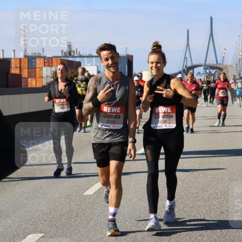 03.10.2025 - Köhlbrandbrückenlauf Strokosch-Dieckow http://msf.ph/oto/9120566 03.10.2025 12:58:50 Position 3 4410, 6129, 6128 meine-sportfotos.de