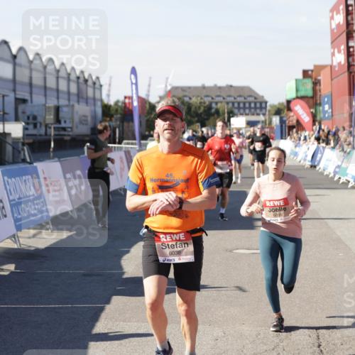 03.10.2025 - Köhlbrandbrückenlauf Jannik Wohlers http://msf.ph/oto/9120579 03.10.2025 13:04:17 Ziel 4494, 5055, 5721, 6038, 6250, 6251, 6523, 6723, 6724 meine-sportfotos.de
