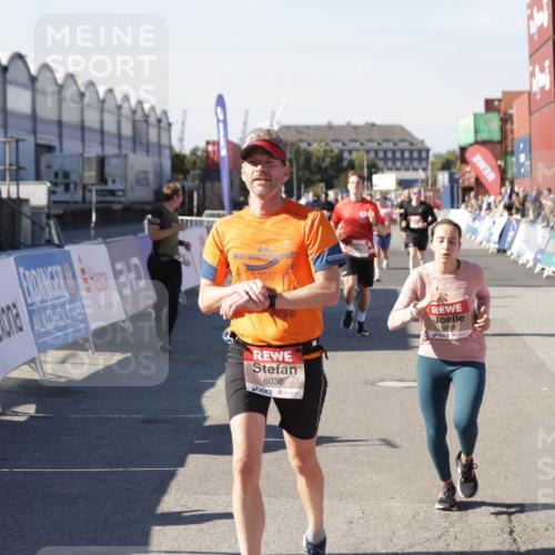 03.10.2025 - Köhlbrandbrückenlauf Jannik Wohlers http://msf.ph/oto/9120582 03.10.2025 13:04:17 Ziel 4494, 5055, 5721, 6038, 6250, 6251, 6523, 6723, 6724 meine-sportfotos.de