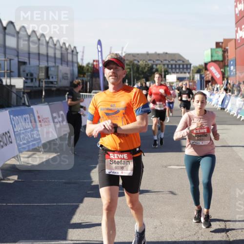 03.10.2025 - Köhlbrandbrückenlauf Jannik Wohlers http://msf.ph/oto/9120589 03.10.2025 13:04:17 Ziel 4494, 5055, 5721, 6038, 6250, 6251, 6523, 6723, 6724 meine-sportfotos.de