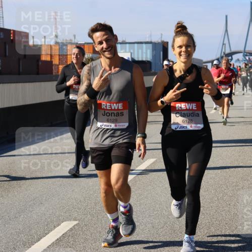 03.10.2025 - Köhlbrandbrückenlauf Strokosch-Dieckow http://msf.ph/oto/9120597 03.10.2025 12:58:50 Position 3 6129, 6128 meine-sportfotos.de
