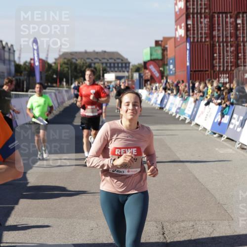 03.10.2025 - Köhlbrandbrückenlauf Jannik Wohlers http://msf.ph/oto/9120632 03.10.2025 13:04:18 Ziel 4297, 4494, 5055, 5721, 6038, 6250, 6251, 6523, 6723, 6724 meine-sportfotos.de