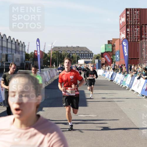 03.10.2025 - Köhlbrandbrückenlauf Jannik Wohlers http://msf.ph/oto/9120655 03.10.2025 13:04:19 Ziel 4297, 4494, 5055, 5721, 6038, 6250, 6251, 6523, 6723, 6724 meine-sportfotos.de