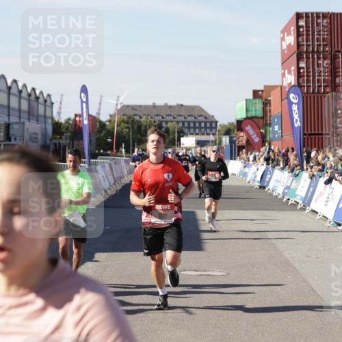 03.10.2025 - Köhlbrandbrückenlauf Jannik Wohlers http://msf.ph/oto/9120661 03.10.2025 13:04:19 Ziel 4297, 4494, 5055, 5721, 6038, 6250, 6251, 6523, 6723, 6724 meine-sportfotos.de