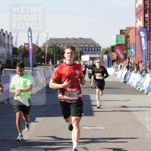 03.10.2025 - Köhlbrandbrückenlauf Jannik Wohlers http://msf.ph/oto/9120680 03.10.2025 13:04:19 Ziel 4297, 4494, 5055, 5721, 6038, 6250, 6251, 6523, 6723, 6724 meine-sportfotos.de