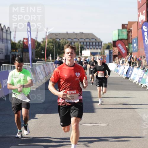 03.10.2025 - Köhlbrandbrückenlauf Jannik Wohlers http://msf.ph/oto/9120689 03.10.2025 13:04:20 Ziel 4117, 4198, 4297, 4494, 5055, 5721, 6038, 6250, 6251, 6523, 6723, 6724 meine-sportfotos.de