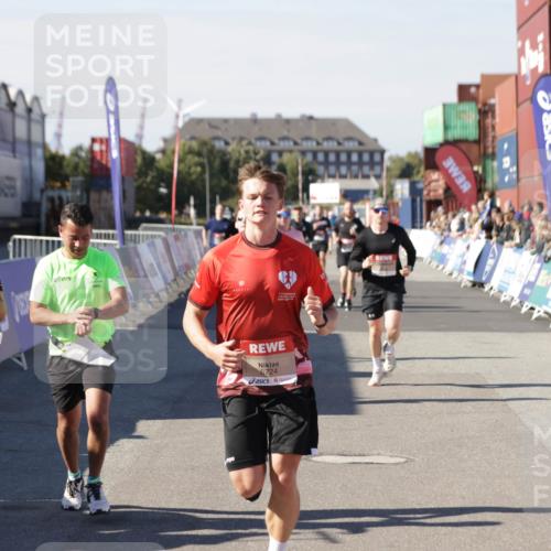 03.10.2025 - Köhlbrandbrückenlauf Jannik Wohlers http://msf.ph/oto/9120696 03.10.2025 13:04:20 Ziel 4117, 4198, 4297, 4494, 5055, 5721, 6038, 6250, 6251, 6523, 6723, 6724 meine-sportfotos.de
