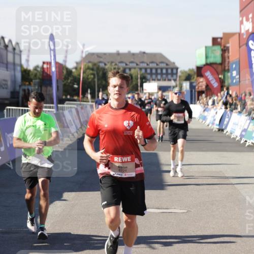 03.10.2025 - Köhlbrandbrückenlauf Jannik Wohlers http://msf.ph/oto/9120704 03.10.2025 13:04:20 Ziel 4117, 4198, 4297, 4494, 5055, 5721, 6038, 6250, 6251, 6523, 6723, 6724 meine-sportfotos.de