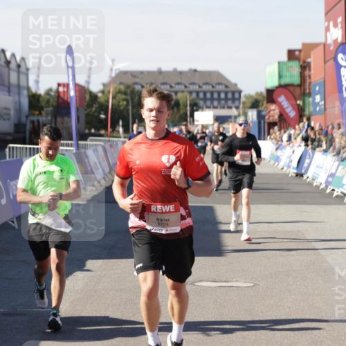 03.10.2025 - Köhlbrandbrückenlauf Jannik Wohlers http://msf.ph/oto/9120709 03.10.2025 13:04:20 Ziel 4117, 4198, 4297, 4494, 5055, 5721, 6038, 6250, 6251, 6523, 6723, 6724 meine-sportfotos.de