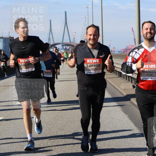 03.10.2025 - Köhlbrandbrückenlauf Strokosch-Dieckow http://msf.ph/oto/9120753 03.10.2025 12:59:04 Position 3 4399, 4809, 4728 meine-sportfotos.de