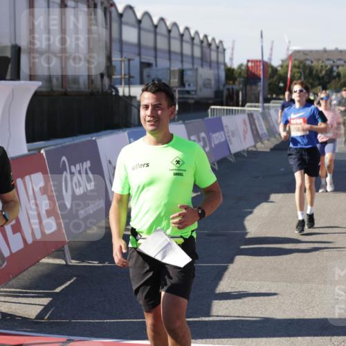 03.10.2025 - Köhlbrandbrückenlauf Jannik Wohlers http://msf.ph/oto/9120755 03.10.2025 13:04:22 Ziel 4117, 4198, 4297, 4494, 4665, 4836, 4995, 5055, 6038, 6250, 6251, 6523, 6723, 6724 meine-sportfotos.de
