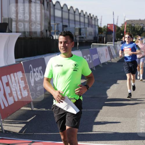 03.10.2025 - Köhlbrandbrückenlauf Jannik Wohlers http://msf.ph/oto/9120769 03.10.2025 13:04:22 Ziel 4117, 4198, 4297, 4494, 4665, 4836, 4995, 5055, 6038, 6250, 6251, 6523, 6723, 6724 meine-sportfotos.de