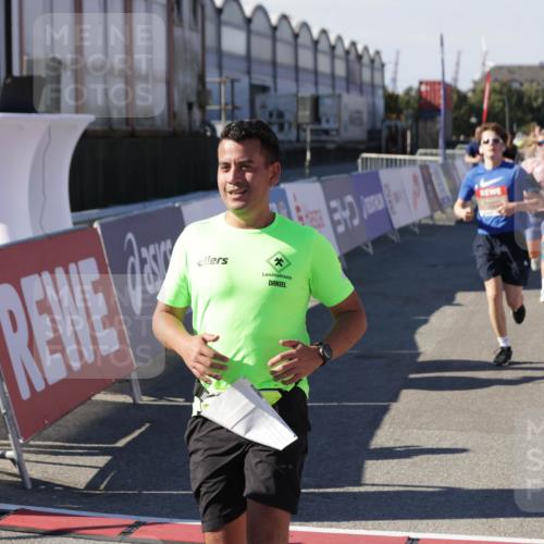 03.10.2025 - Köhlbrandbrückenlauf Jannik Wohlers http://msf.ph/oto/9120778 03.10.2025 13:04:22 Ziel 4117, 4198, 4297, 4494, 4665, 4836, 4995, 5055, 6038, 6250, 6251, 6523, 6723, 6724 meine-sportfotos.de