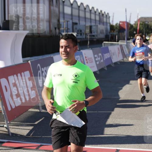 03.10.2025 - Köhlbrandbrückenlauf Jannik Wohlers http://msf.ph/oto/9120782 03.10.2025 13:04:22 Ziel 4117, 4198, 4297, 4494, 4665, 4836, 4995, 5055, 6038, 6250, 6251, 6523, 6723, 6724 meine-sportfotos.de