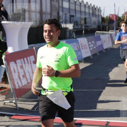 03.10.2025 - Köhlbrandbrückenlauf Jannik Wohlers http://msf.ph/oto/9120800 03.10.2025 13:04:22 Ziel 4117, 4198, 4297, 4494, 4665, 4836, 4995, 5055, 6038, 6250, 6251, 6523, 6723, 6724 meine-sportfotos.de