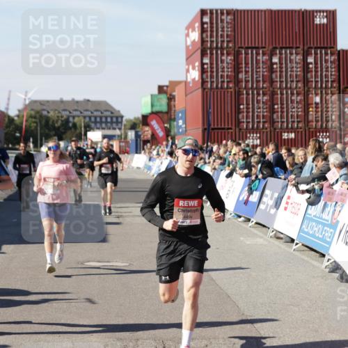 03.10.2025 - Köhlbrandbrückenlauf Jannik Wohlers http://msf.ph/oto/9120805 03.10.2025 13:04:23 Ziel 4117, 4198, 4297, 4494, 4665, 4836, 4995, 5055, 6038, 6250, 6251, 6523, 6723, 6724 meine-sportfotos.de