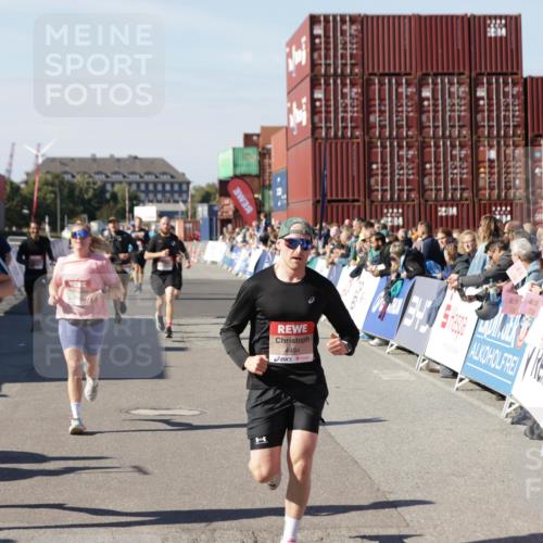 03.10.2025 - Köhlbrandbrückenlauf Jannik Wohlers http://msf.ph/oto/9120814 03.10.2025 13:04:23 Ziel 4117, 4198, 4297, 4494, 4665, 4836, 4995, 5055, 6038, 6250, 6251, 6523, 6723, 6724 meine-sportfotos.de