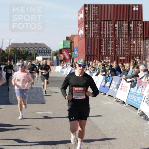 03.10.2025 - Köhlbrandbrückenlauf Jannik Wohlers http://msf.ph/oto/9120819 03.10.2025 13:04:23 Ziel 4117, 4198, 4297, 4494, 4665, 4836, 4995, 5055, 6038, 6250, 6251, 6523, 6723, 6724 meine-sportfotos.de