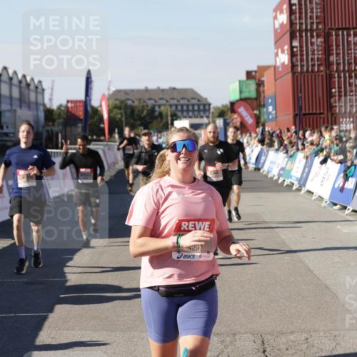 03.10.2025 - Köhlbrandbrückenlauf Jannik Wohlers http://msf.ph/oto/9120977 03.10.2025 13:04:25 Ziel 4055, 4117, 4198, 4297, 4494, 4665, 4836, 4995, 5055, 6018, 6038, 6250, 6251, 6723, 6724 meine-sportfotos.de