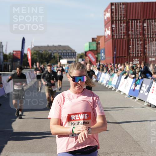 03.10.2025 - Köhlbrandbrückenlauf Jannik Wohlers http://msf.ph/oto/9121023 03.10.2025 13:04:26 Ziel 4055, 4117, 4198, 4297, 4494, 4665, 4836, 4995, 5055, 6018, 6038, 6250, 6251, 6723, 6724 meine-sportfotos.de
