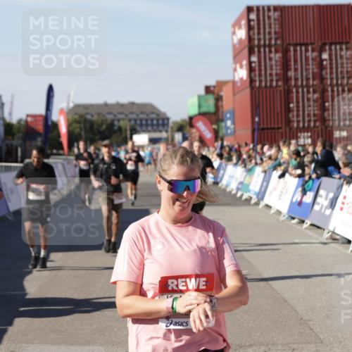 03.10.2025 - Köhlbrandbrückenlauf Jannik Wohlers http://msf.ph/oto/9121030 03.10.2025 13:04:26 Ziel 4055, 4117, 4198, 4297, 4494, 4665, 4836, 4995, 5055, 6018, 6038, 6250, 6251, 6723, 6724 meine-sportfotos.de
