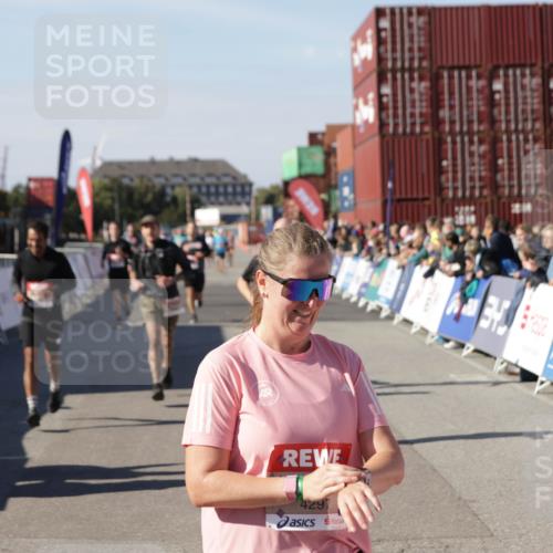 03.10.2025 - Köhlbrandbrückenlauf Jannik Wohlers http://msf.ph/oto/9121036 03.10.2025 13:04:26 Ziel 4055, 4117, 4198, 4297, 4494, 4665, 4836, 4995, 5055, 6018, 6038, 6250, 6251, 6723, 6724 meine-sportfotos.de