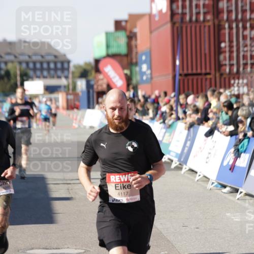 03.10.2025 - Köhlbrandbrückenlauf Jannik Wohlers http://msf.ph/oto/9121054 03.10.2025 13:04:27 Ziel 4055, 4117, 4198, 4297, 4494, 4665, 4836, 4995, 5055, 6018, 6250, 6251, 6723, 6724 meine-sportfotos.de