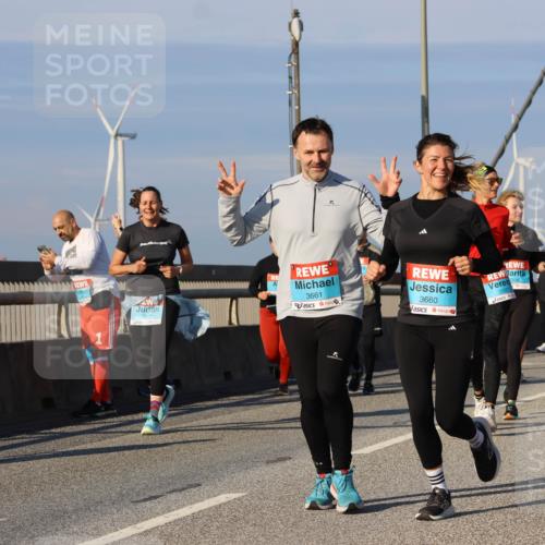 03.10.2025 - Köhlbrandbrückenlauf Strokosch-Dieckow http://msf.ph/oto/9121061 03.10.2025 09:56:20 Position 2 3661, 3660 meine-sportfotos.de