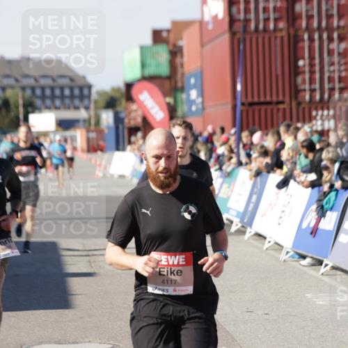 03.10.2025 - Köhlbrandbrückenlauf Jannik Wohlers http://msf.ph/oto/9121067 03.10.2025 13:04:27 Ziel 4055, 4117, 4198, 4297, 4494, 4665, 4836, 4995, 5055, 6018, 6250, 6251, 6723, 6724 meine-sportfotos.de