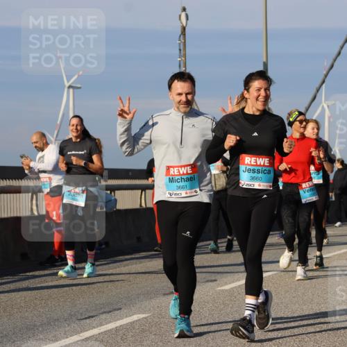 03.10.2025 - Köhlbrandbrückenlauf Strokosch-Dieckow http://msf.ph/oto/9121075 03.10.2025 09:56:20 Position 2 3661, 3660 meine-sportfotos.de