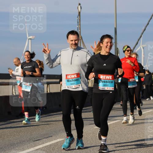 03.10.2025 - Köhlbrandbrückenlauf Strokosch-Dieckow http://msf.ph/oto/9121082 03.10.2025 09:56:20 Position 2 3661, 3660, 3597 meine-sportfotos.de
