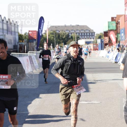 03.10.2025 - Köhlbrandbrückenlauf Jannik Wohlers http://msf.ph/oto/9121130 03.10.2025 13:04:28 Ziel 4055, 4117, 4198, 4297, 4494, 4665, 4836, 4995, 6018, 6092, 6250, 6251, 6723, 6724 meine-sportfotos.de