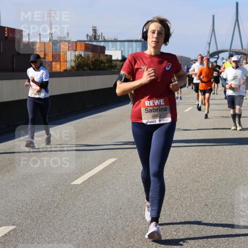 03.10.2025 - Köhlbrandbrückenlauf Strokosch-Dieckow http://msf.ph/oto/9121186 03.10.2025 12:59:54 Position 3 10, 9, 4952 meine-sportfotos.de