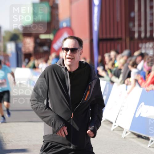 03.10.2025 - Köhlbrandbrückenlauf Jannik Wohlers http://msf.ph/oto/9121223 03.10.2025 13:36:14 Ziel 5045, 5158, 5219, 6670 meine-sportfotos.de