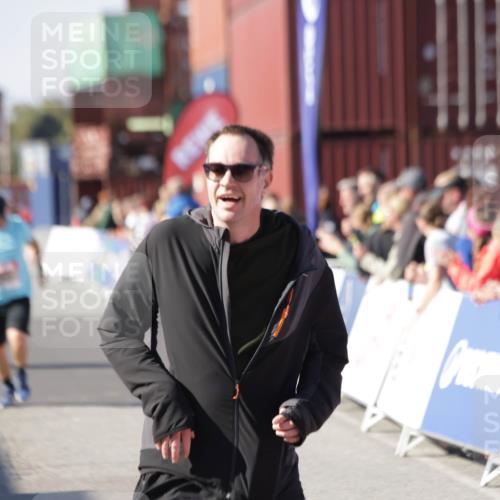 03.10.2025 - Köhlbrandbrückenlauf Jannik Wohlers http://msf.ph/oto/9121227 03.10.2025 13:36:14 Ziel 5045, 5158, 5219, 6670 meine-sportfotos.de