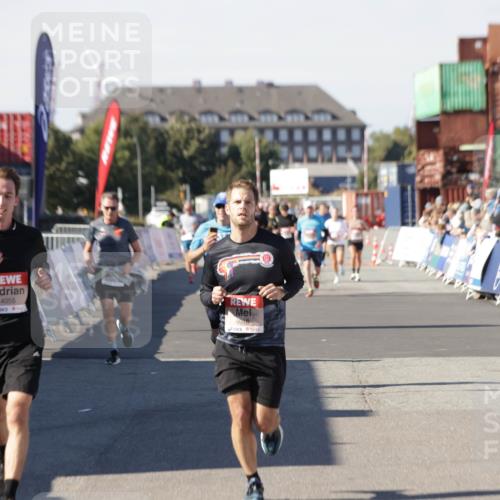 03.10.2025 - Köhlbrandbrückenlauf Jannik Wohlers http://msf.ph/oto/9121240 03.10.2025 13:04:30 Ziel 4055, 4117, 4198, 4297, 4494, 4665, 4713, 4836, 4995, 6018, 6092, 6250, 6251, 6723 meine-sportfotos.de