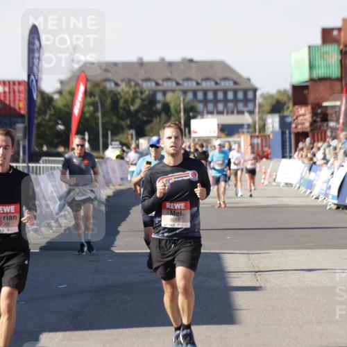 03.10.2025 - Köhlbrandbrückenlauf Jannik Wohlers http://msf.ph/oto/9121249 03.10.2025 13:04:30 Ziel 4055, 4117, 4198, 4297, 4494, 4665, 4713, 4836, 4995, 6018, 6092, 6250, 6251, 6723 meine-sportfotos.de